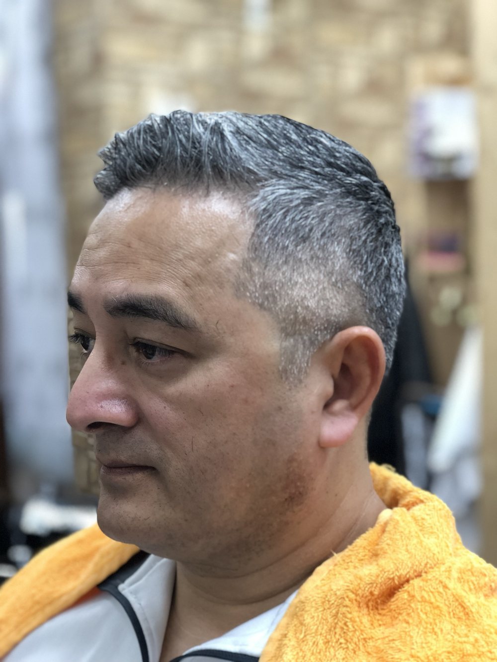 グレイヘアの短髪スタイル